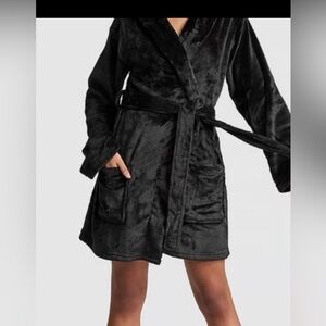 Victoria's Secret PINK Fluffy Robe In Pure Black Logo Scripted Back Size M/L NWT